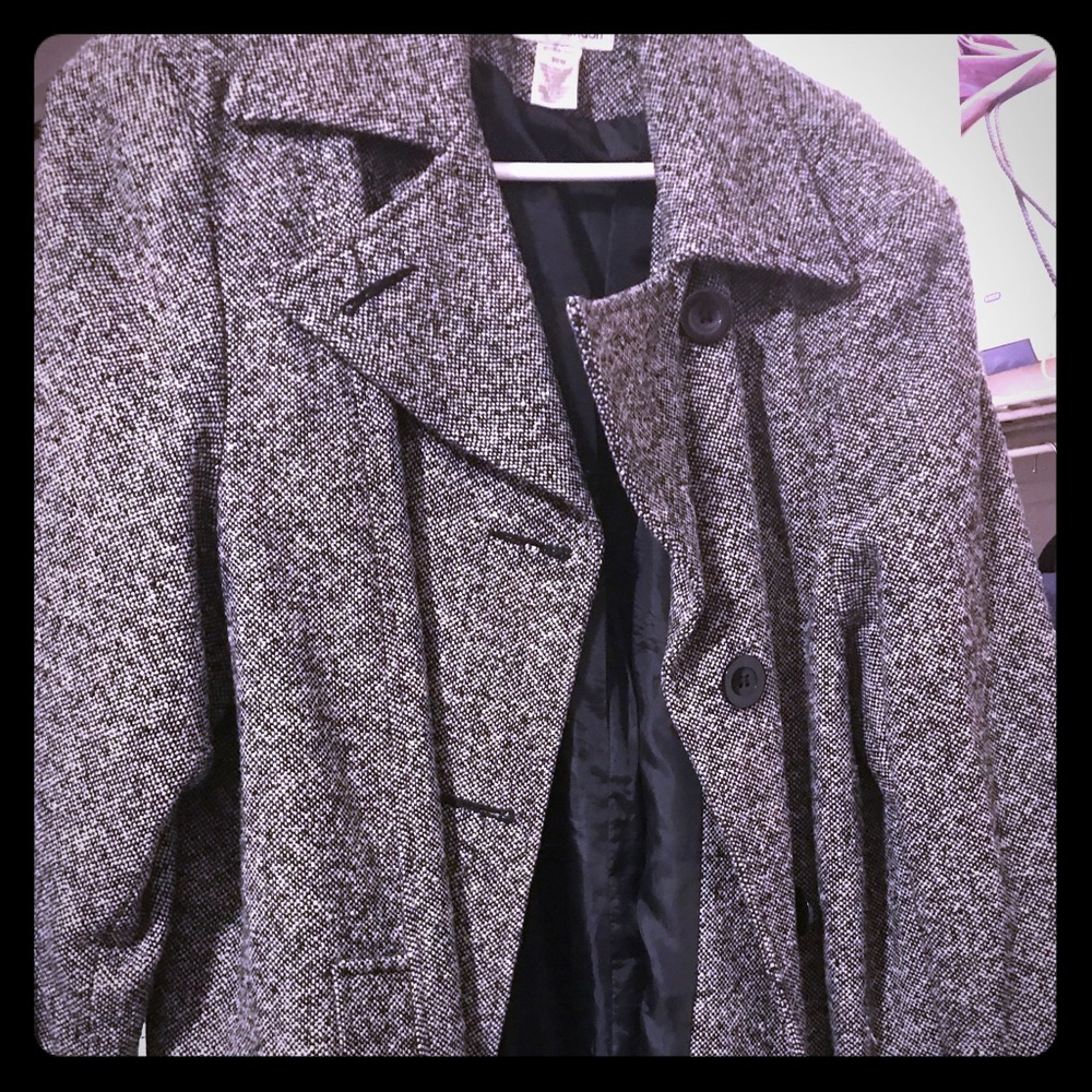 Coat black with grayish/white specs